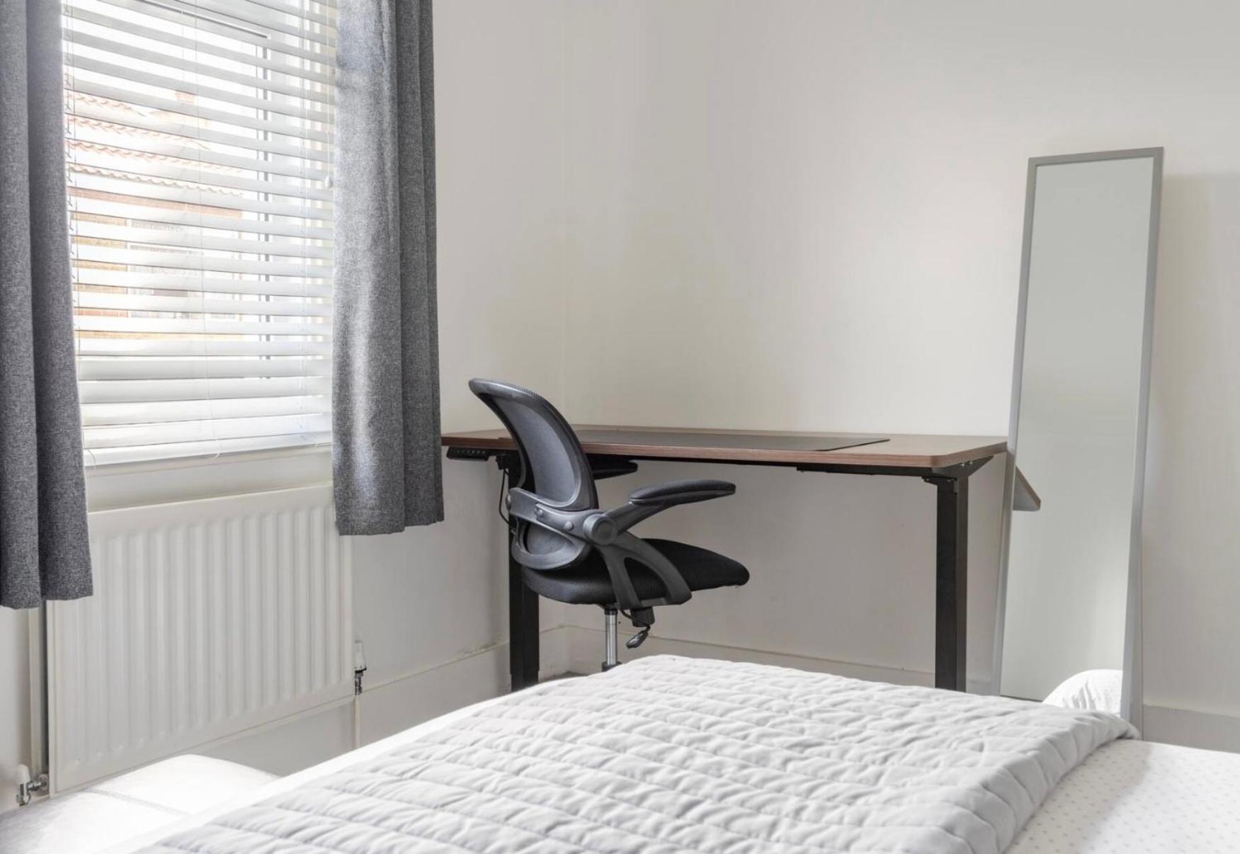 Modern 2 Bed House In Rainham, Kent - Central Location Rainham  Exterior foto